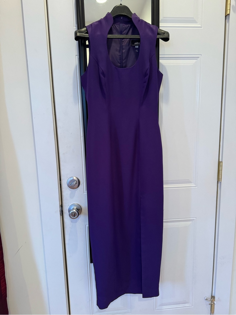 Elegant Sleeveless Purple Maxi Dress with Scoop Neck